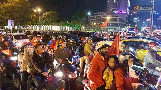 Người dân Hà Nội dừng xe giữa hầm Kim Liên, hò reo ăn mừng sau chiến thắng của đội tuyển Việt Nam - Ảnh 10.
