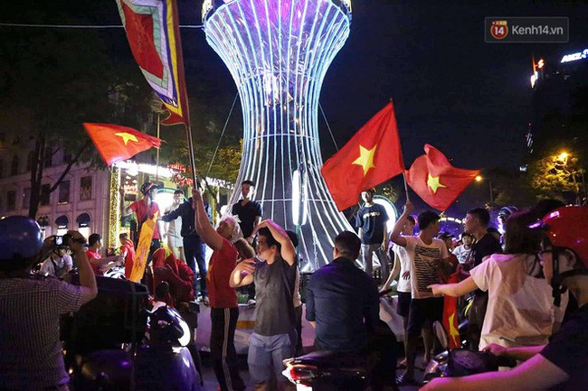 Người dân Hà Nội dừng xe giữa hầm Kim Liên, hò reo ăn mừng sau chiến thắng của đội tuyển Việt Nam - Ảnh 4.