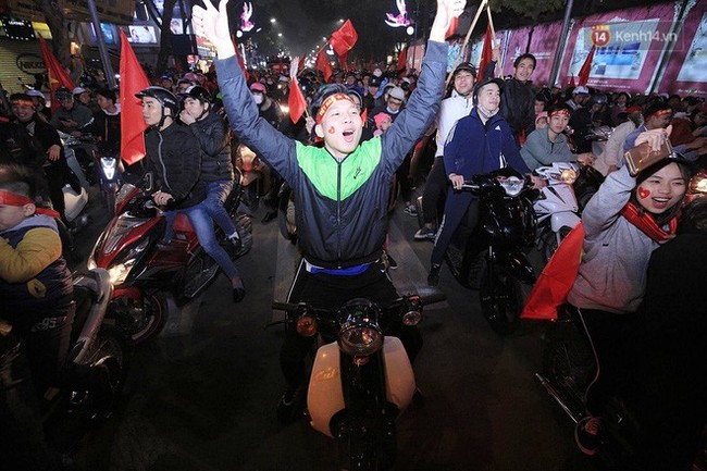 Người dân Hà Nội dừng xe giữa hầm Kim Liên, hò reo ăn mừng sau chiến thắng của đội tuyển Việt Nam - Ảnh 24.