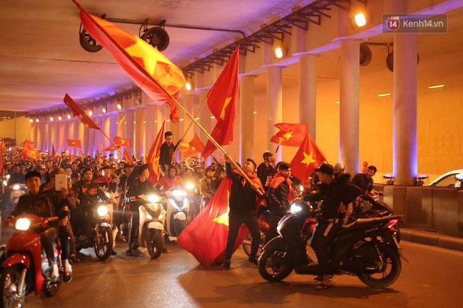 Người dân Hà Nội dừng xe giữa hầm Kim Liên, hò reo ăn mừng sau chiến thắng của đội tuyển Việt Nam - Ảnh 15.