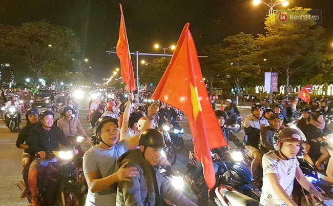 Người dân Hà Nội dừng xe giữa hầm Kim Liên, hò reo ăn mừng sau chiến thắng của đội tuyển Việt Nam - Ảnh 11.