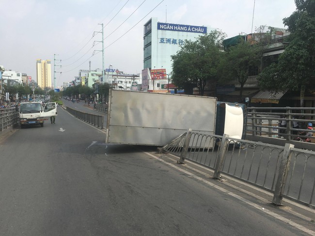 TP. HCM: Xe tải lật ngang trên cầu vượt Cây Gõ, 2 người bị thương nặng được đưa vào viện cấp cứu - Ảnh 2.