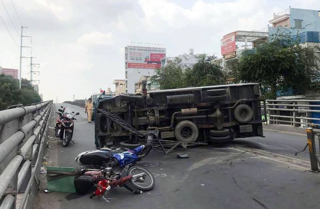TP. HCM: Xe tải lật ngang trên cầu vượt Cây Gõ, 2 người bị thương nặng được đưa vào viện cấp cứu - Ảnh 6.