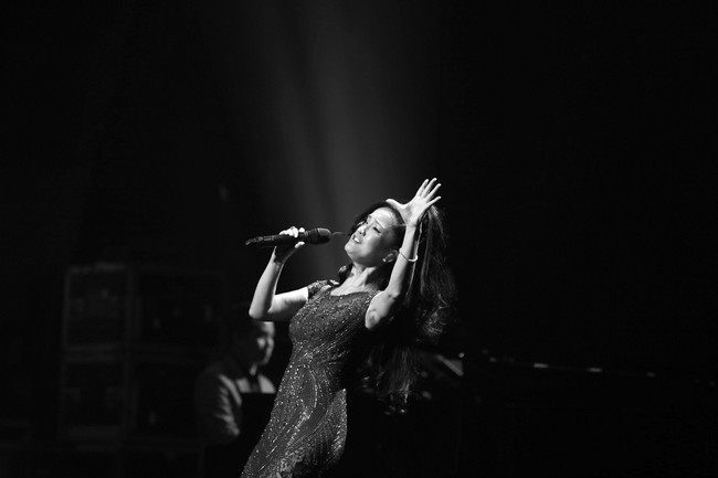 Hậu ly hôn, Hồng Nhung diện váy body khoe đường cong quyến rũ trong live concert của nhạc sĩ Dương Thụ - Ảnh 6.