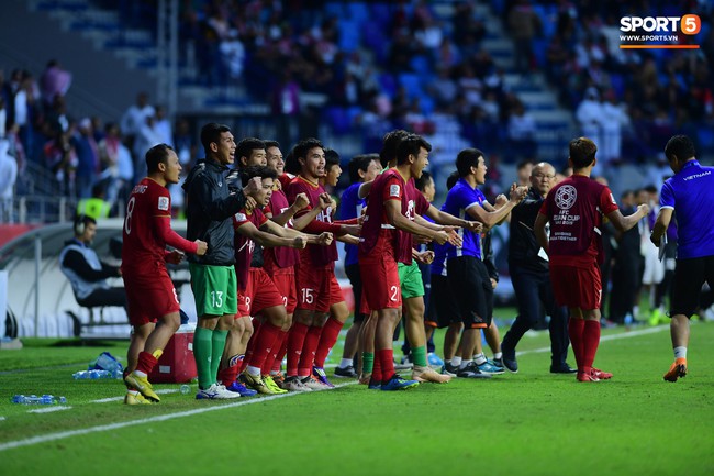 Minh Vương buồn bã khi đá hỏng penalty, nhận ngay màn động viên đáng trân trọng của Quang Hải - Ảnh 1.