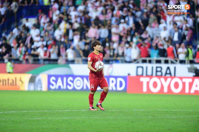 Minh Vương buồn bã khi đá hỏng penalty, nhận ngay màn động viên đáng trân trọng của Quang Hải - Ảnh 2. Minh Vương buồn bã khi đá hỏng penalty, nhận ngay màn động viên đáng trân trọng của Quang Hải - Ảnh 2.