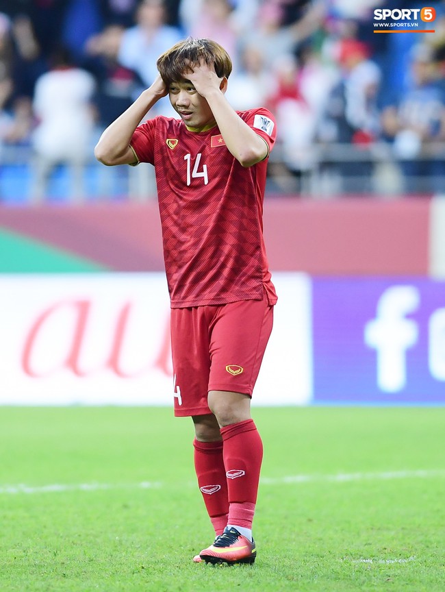 Minh Vương buồn bã khi đá hỏng penalty, nhận ngay màn động viên đáng trân trọng của Quang Hải - Ảnh 3. Minh Vương buồn bã khi đá hỏng penalty, nhận ngay màn động viên đáng trân trọng của Quang Hải - Ảnh 3.