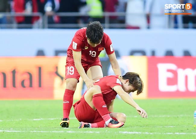 Minh Vương buồn bã khi đá hỏng penalty, nhận ngay màn động viên đáng trân trọng của Quang Hải - Ảnh 4.