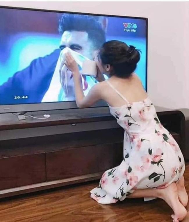 Cô gái xinh đẹp quỳ gối lau nước mắt cho cầu thủ Jordan - bức ảnh đang chiếm spotlight mạng xã hội - Ảnh 1.