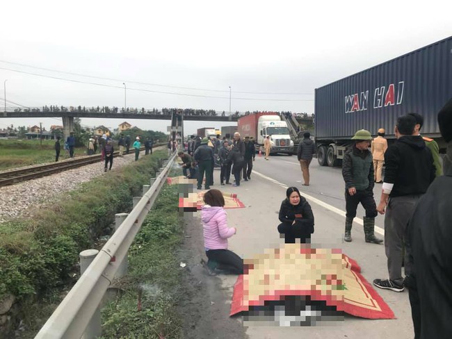 Hải Dương: Xe tải lao vào đoàn đi viếng nghĩa trang liệt sĩ, 8 người tử vong, 5 người nhập viện - Ảnh 3. Hải Dương: Xe tải lao vào đoàn đi viếng nghĩa trang liệt sĩ, 8 người tử vong, 5 người nhập viện - Ảnh 3.
