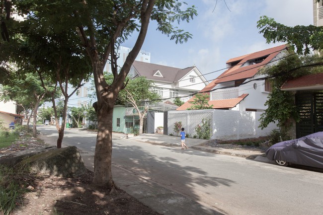 Ngôi nhà mái ngói mang lại cảm giác bình yên và ngập tràn yêu thương của gia đình ba thế hệ ở TP. HCM - Ảnh 3. Ngôi nhà mái ngói mang lại cảm giác bình yên và ngập tràn yêu thương của gia đình ba thế hệ ở TP. HCM - Ảnh 3.