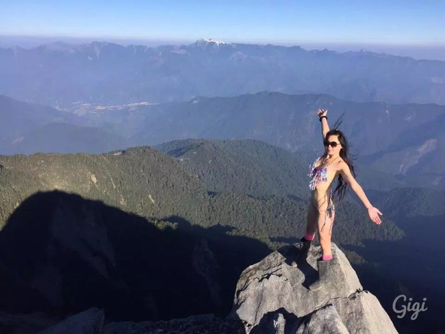 Mê leo núi với độc một bộ bikini trên người, người đẹp 2 mảnh nổi tiếng Đài Loan rơi xuống vực rồi qua đời vì - Ảnh 4.