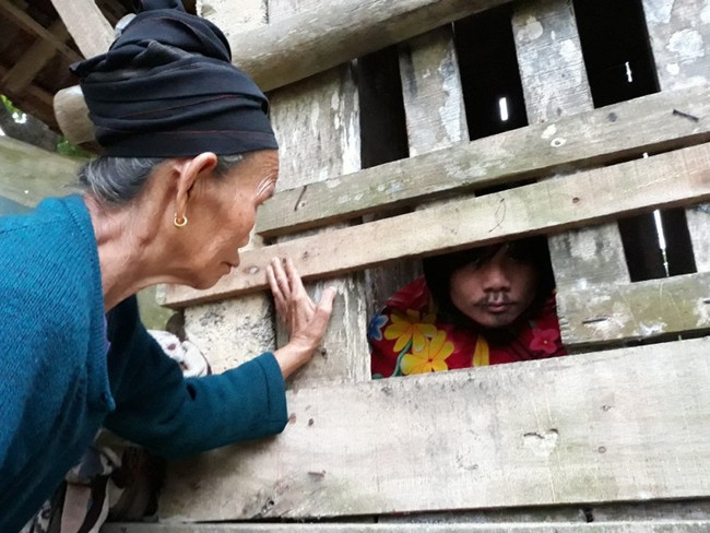 Chuyện đau lòng của một người mẹ già tự tay nhốt con trai vào cũi sắt suốt 15 năm dài - Ảnh 5.