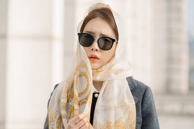 Yoo In Na quấn khăn kín mít, xuất hiện đầy hài hước trong phim mới - Ảnh 2.