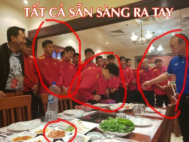 Nhìn bức ảnh thầy Park khao cả đội đi ăn BBQ, dân mạng thi nhau đoán ai sẽ ra tay úp sọt Công Phượng trong ngày sinh nhật - Ảnh 1.