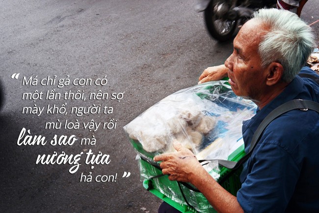 Chuyện tình sâu đậm của ông cụ 70 tuổi mù lòa ở Sài Gòn, 25 năm bán bánh nuôi vợ bệnh tật - Ảnh 1.