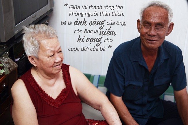Chuyện tình sâu đậm của ông cụ 70 tuổi mù lòa ở Sài Gòn, 25 năm bán bánh nuôi vợ bệnh tật - Ảnh 2.