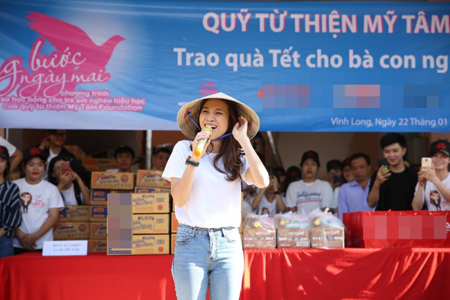 Phim đạt doanh thu khủng, Mỹ Tâm cùng fans đi từ thiện kết hợp cinetour tại Vĩnh Long và Cần Thơ - Ảnh 1. Phim đạt doanh thu khủng, Mỹ Tâm cùng fans đi từ thiện kết hợp cinetour tại Vĩnh Long và Cần Thơ - Ảnh 1.