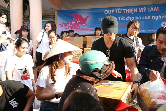 Phim đạt doanh thu khủng, Mỹ Tâm cùng fans đi từ thiện kết hợp cinetour tại Vĩnh Long và Cần Thơ - Ảnh 3. Phim đạt doanh thu khủng, Mỹ Tâm cùng fans đi từ thiện kết hợp cinetour tại Vĩnh Long và Cần Thơ - Ảnh 3.
