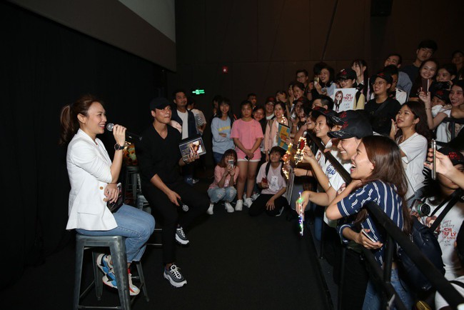 Phim đạt doanh thu khủng, Mỹ Tâm cùng fans đi từ thiện kết hợp cinetour tại Vĩnh Long và Cần Thơ - Ảnh 12. Phim đạt doanh thu khủng, Mỹ Tâm cùng fans đi từ thiện kết hợp cinetour tại Vĩnh Long và Cần Thơ - Ảnh 12.