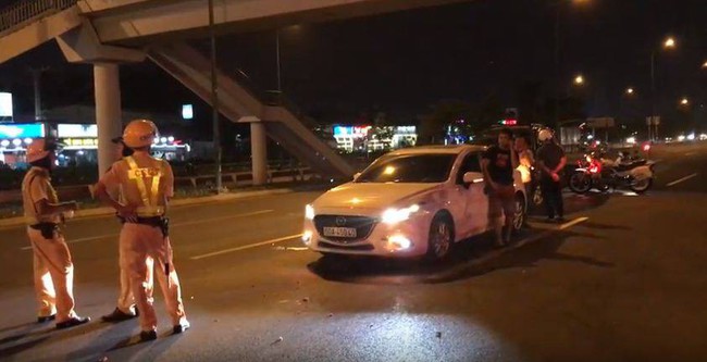 TP.HCM: Nữ tài xế say xỉn lái ô tô gây tai nạn rồi cố thủ trong xe không dám ra ngoài - Ảnh 1.