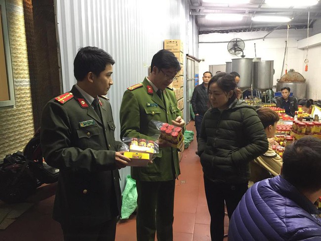Hà Nội: Cảnh sát ập vào cơ sở sản xuất bắt giữ hàng nghìn lọ sa tế giả  - Ảnh 4.