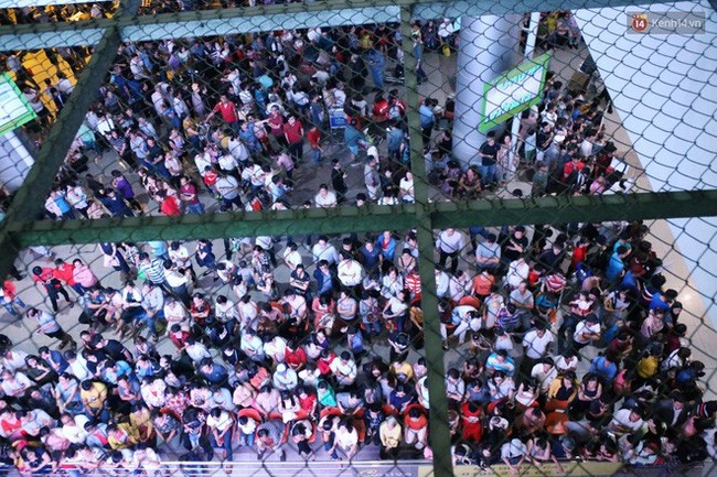 Ảnh: Hàng nghìn người ngồi vật vờ lúc nửa đêm ở sân bay Tân Sơn Nhất đón Việt kiều về quê ăn Tết Kỷ Hợi 2019 - Ảnh 2.