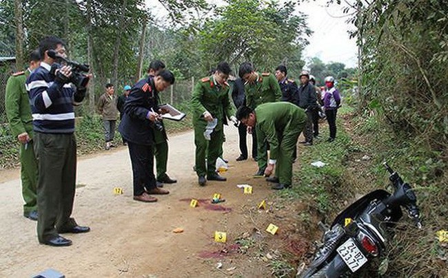 Kẻ cầm dao chém bé trai 4 tuổi tử vong hay vác loa đi lăng mạ mọi người, gửi đơn kiện khắp nơi - Ảnh 1.