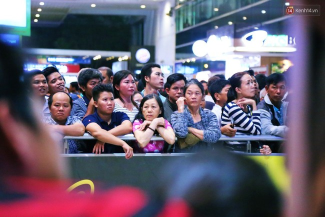 Ảnh: Hàng nghìn người ngồi vật vờ lúc nửa đêm ở sân bay Tân Sơn Nhất đón Việt kiều về quê ăn Tết Kỷ Hợi 2019 - Ảnh 12.