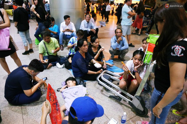Ảnh: Hàng nghìn người ngồi vật vờ lúc nửa đêm ở sân bay Tân Sơn Nhất đón Việt kiều về quê ăn Tết Kỷ Hợi 2019 - Ảnh 13.