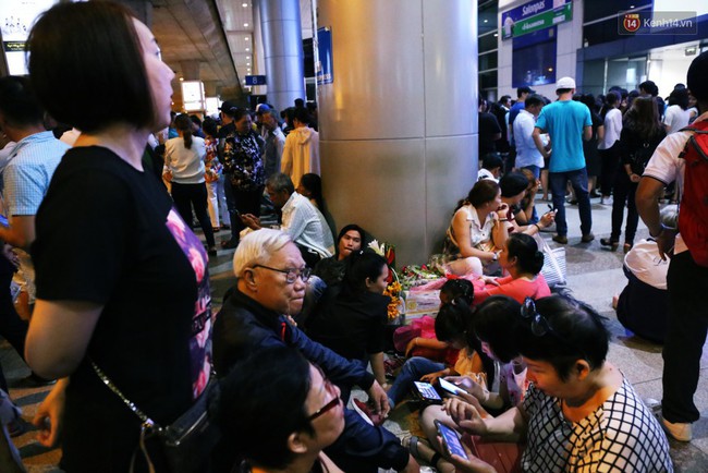 Ảnh: Hàng nghìn người ngồi vật vờ lúc nửa đêm ở sân bay Tân Sơn Nhất đón Việt kiều về quê ăn Tết Kỷ Hợi 2019 - Ảnh 14.