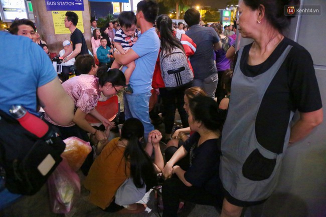 Ảnh: Hàng nghìn người ngồi vật vờ lúc nửa đêm ở sân bay Tân Sơn Nhất đón Việt kiều về quê ăn Tết Kỷ Hợi 2019 - Ảnh 17.