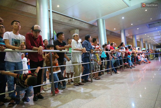 Ảnh: Hàng nghìn người ngồi vật vờ lúc nửa đêm ở sân bay Tân Sơn Nhất đón Việt kiều về quê ăn Tết Kỷ Hợi 2019 - Ảnh 19.