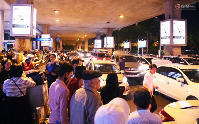 Ảnh: Hàng nghìn người ngồi vật vờ lúc nửa đêm ở sân bay Tân Sơn Nhất đón Việt kiều về quê ăn Tết Kỷ Hợi 2019 - Ảnh 23.