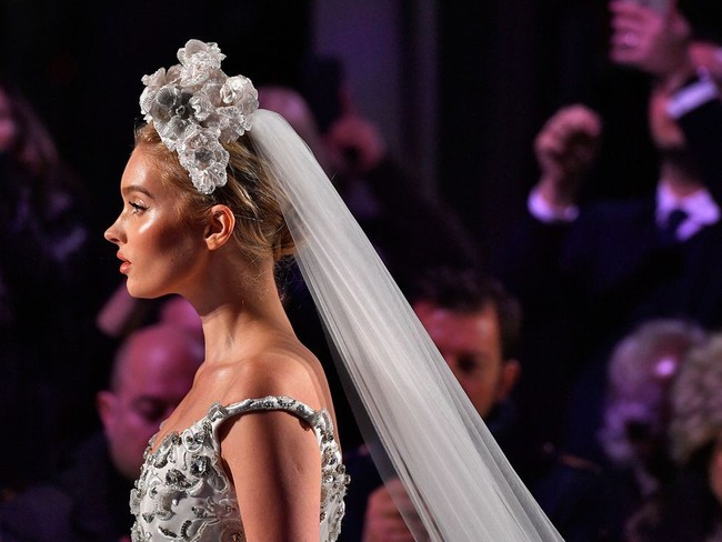 Lộ diện ứng viên váy cưới vạn người mê của năm 2019: đồ Haute Couture xa hoa khó cưỡng, có thể biến mọi cô dâu thành bà hoàng - Ảnh 3.