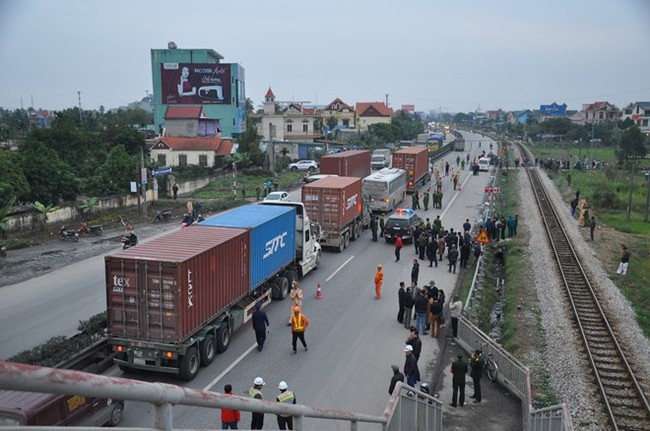 Vụ 8 cán bộ xã bị tông chết: Lối xuống của cầu vượt là kiểu mở lối để người đi bộ gặp tử thần - Ảnh 3.