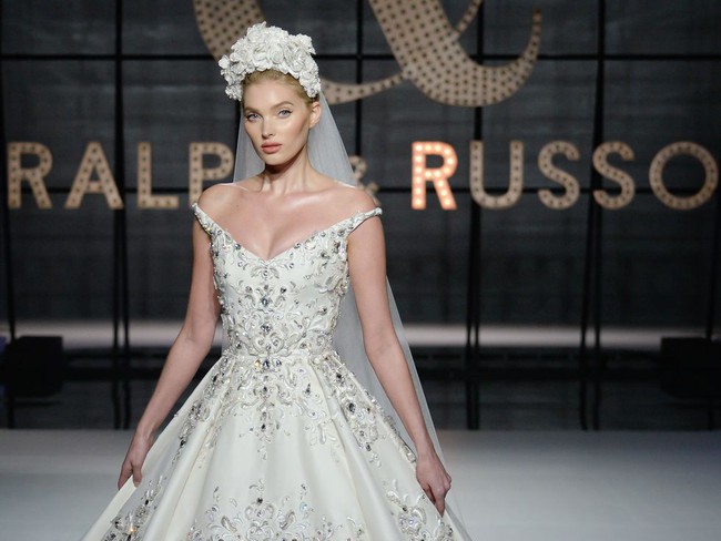 Lộ diện ứng viên váy cưới vạn người mê của năm 2019: đồ Haute Couture xa hoa khó cưỡng, có thể biến mọi cô dâu thành bà hoàng - Ảnh 4. Lộ diện ứng viên váy cưới vạn người mê của năm 2019: đồ Haute Couture xa hoa khó cưỡng, có thể biến mọi cô dâu thành bà hoàng - Ảnh 4.