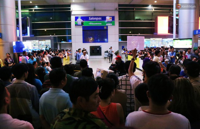 Ảnh: Hàng nghìn người ngồi vật vờ lúc nửa đêm ở sân bay Tân Sơn Nhất đón Việt kiều về quê ăn Tết Kỷ Hợi 2019 - Ảnh 5.