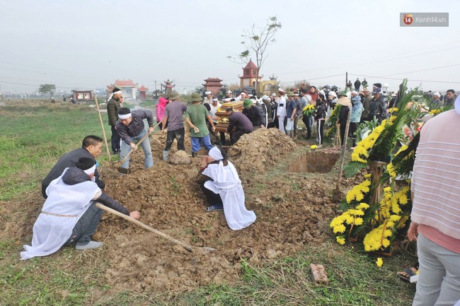 Khăn tang phủ trắng đường làng ngày đưa 6 nạn nhân thiệt mạng trong vụ tai nạn giao thông thảm khốc ở Hải Dương về nơi an nghỉ cuối cùng - Ảnh 5.