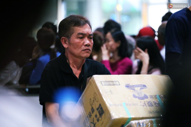 Ảnh: Hàng nghìn người ngồi vật vờ lúc nửa đêm ở sân bay Tân Sơn Nhất đón Việt kiều về quê ăn Tết Kỷ Hợi 2019 - Ảnh 7.