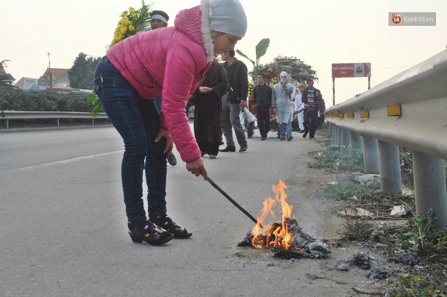 Khăn tang phủ trắng đường làng ngày đưa 6 nạn nhân thiệt mạng trong vụ tai nạn giao thông thảm khốc ở Hải Dương về nơi an nghỉ cuối cùng - Ảnh 8.