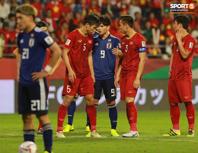 Dõi theo các cầu thủ Việt Nam đã đành, chị em vẫn không quên ngóng trông gương mặt đẹp trai nhất tuyển Nhật Bản - Ảnh 4.