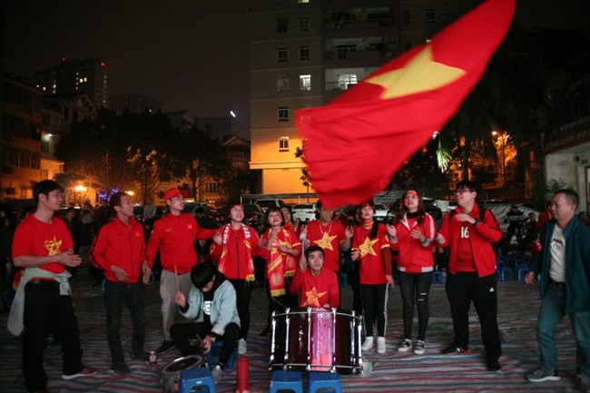 Tứ kết Việt Nam - Nhật Bản: CĐV tiếc nuối khi tuyển Việt Nam phải rời Asian Cup 2019 - Ảnh 18.