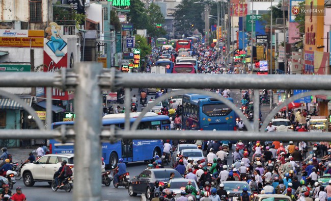 Nỗi ám ảnh của người Sài Gòn những ngày cận Tết: Rừng xe đông nghẹt trên nhiều tuyến đường trung tâm từ trưa đến tối - Ảnh 1.