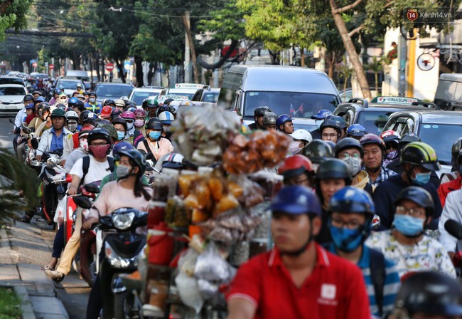 Nỗi ám ảnh của người Sài Gòn những ngày cận Tết: Rừng xe đông nghẹt trên nhiều tuyến đường trung tâm từ trưa đến tối - Ảnh 10.