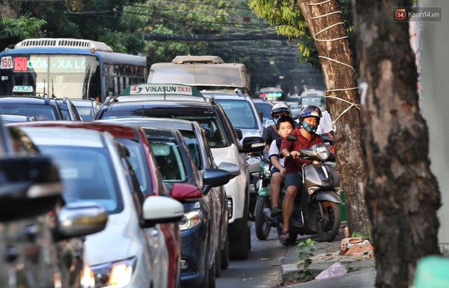 Nỗi ám ảnh của người Sài Gòn những ngày cận Tết: Rừng xe đông nghẹt trên nhiều tuyến đường trung tâm từ trưa đến tối - Ảnh 11.
