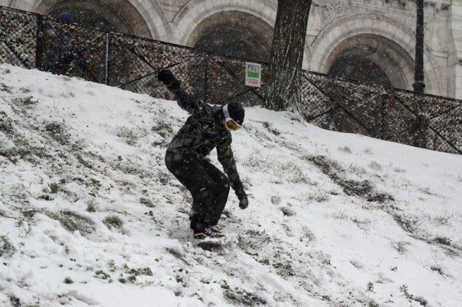 Paris đón tuyết đầu mùa sau nhiều tuần căng thẳng: Kẻ lãng mạn xuống phố, người cô đơn chống chọi giá rét - Ảnh 7.