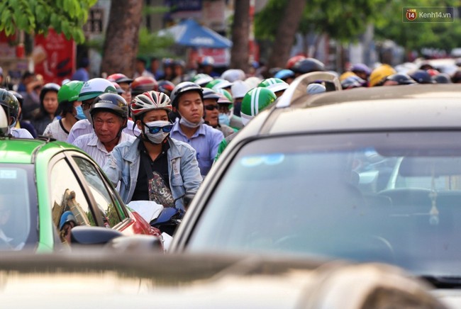 Nỗi ám ảnh của người Sài Gòn những ngày cận Tết: Rừng xe đông nghẹt trên nhiều tuyến đường trung tâm từ trưa đến tối - Ảnh 12.
