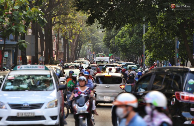 Nỗi ám ảnh của người Sài Gòn những ngày cận Tết: Rừng xe đông nghẹt trên nhiều tuyến đường trung tâm từ trưa đến tối - Ảnh 14.