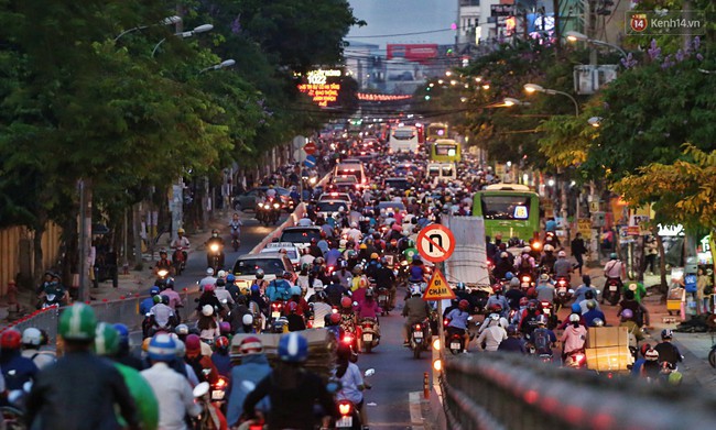 Nỗi ám ảnh của người Sài Gòn những ngày cận Tết: Rừng xe đông nghẹt trên nhiều tuyến đường trung tâm từ trưa đến tối - Ảnh 16.